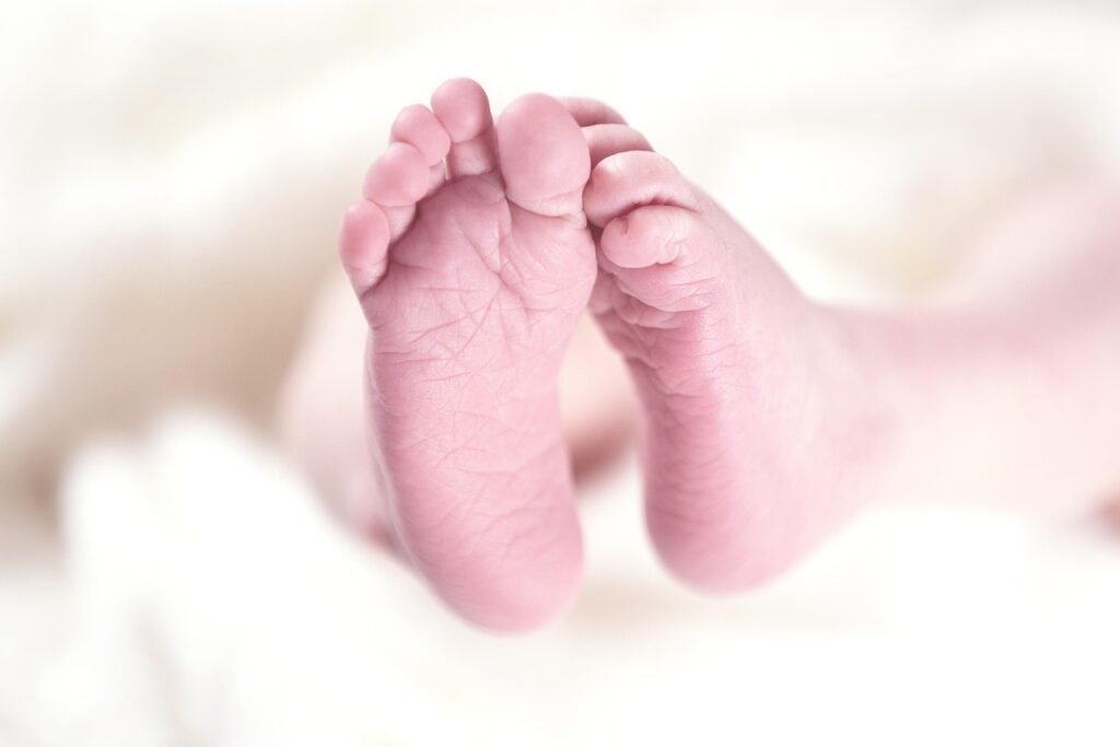 赤ちゃんの足に赤いぶつぶつができたときの対処法は？