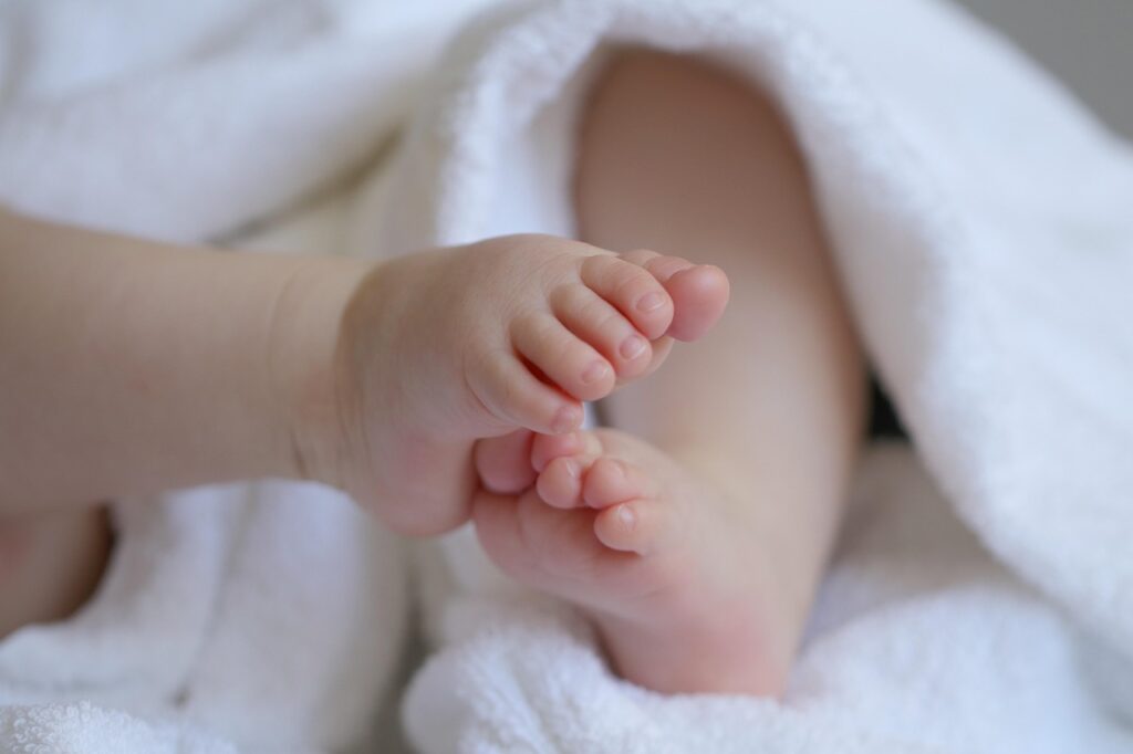 赤ちゃんの足に赤いぶつぶつができた原因は何ですか？