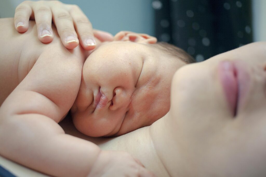 新生児の顔に赤い斑点ができる原因と対処法は？